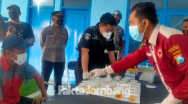 Tes urine kru bus umum di Terminal Kepuhsari, Desa Keplaksari, Kecamatan Peterongan, Kabupaten Jombang.