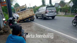 Kondisi truk bermuatan batako terperosok di pinggir jalan Dusun Santrean, Desa Pesantren, Kecamatan Tembelang, Kabupaten Jombang, Jumat (3/12/2021).