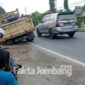 Kondisi truk bermuatan batako terperosok di pinggir jalan Dusun Santrean, Desa Pesantren, Kecamatan Tembelang, Kabupaten Jombang, Jumat (3/12/2021).