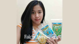 Karyawan Kausar, menunjukkan produk nutrisi umpan yang diproduksinya di Jombang, Jawa Timur.
