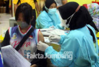 Vaksinasi Covid-19 di Kabupaten Jombang, belum lama ini.