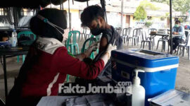Vaksinasi di Poliklinik Polres Jombang.