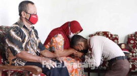 Veni Nardianto, saat pulang dan meminta doa restu kepada orang tuanya di Desa Ngudirejo, Kecamatan Diwek, Kabupaten Jombang.