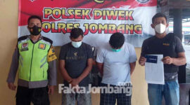 Dua tersangka kasus pencurian uang dalam ATM, diamankan di Polsek Diwek, Jombang.