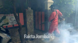 Petugas sedang melakukan fogging untuk memberantas nyamuk penyebab DBD di Desa Kepatihan, Kecamatan Jombang, Kabupaten Jombang.