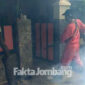 Petugas sedang melakukan fogging untuk memberantas nyamuk penyebab DBD di Desa Kepatihan, Kecamatan Jombang, Kabupaten Jombang.
