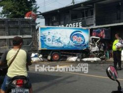 Kecelakaan Beruntun di Tunggorono Jombang, Pemotor Dikabarkan Tertimpa Truk yang Terguling