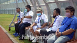 Presiden klub Rajawali Biru FC, Dr Kuswanto (pakai topi) saat putaran Liga 3 Provinsi Jawa Timur bersama manajemen tim.
