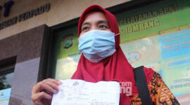NBA, warga Dusun Gading, Desa Gadingmangu, Kecamatan Perak, Jombang, saat menunjukkan surat panggilannya di Polres Jombang.
