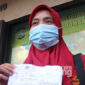 NBA, warga Dusun Gading, Desa Gadingmangu, Kecamatan Perak, Jombang, saat menunjukkan surat panggilannya di Polres Jombang.