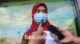 NBA, warga Gadingmangu, Kecamatan Perak, Jombang, saat diwawancari sejumlah wartawan usai dimintai keterangan di Unit III Tipidkor Satreskrim Polres Jombang, Jumat (7/1/2022)