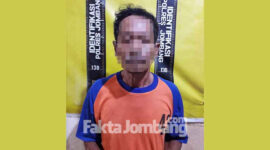 Tersangka KTJ saat diamankan di Polres Jombang, terkait kasus tindak pidana pencabulan terhadap anak di bawah umur.