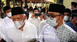 Ridwan Kamil saat berziarah ke makam Hadratus Syaikh KH Hasyim Asy'ari dan KH Abdurrahman Wahid atau Gus Dur, didampingi KH Abdul Hakim Mahfudz (Gus Kikin) pengasuh pesantren Tebuireng,