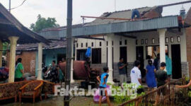 Kondisi rumah warga Segodorejo, Kecamatan Sumobito, Jombang, yang rusak akibat diterjang puting beliung, Rabu (19/1/2022).