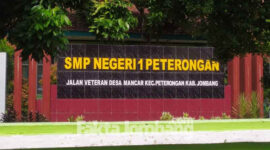 Papan nama depan SMPN 1 Peterongan Jombang.