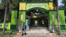 Gapura masuk SMPN 1 Peterongan Jombang.