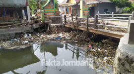 Kondisi sampah tersangkut di bawah dan menumpuk di atas jembatan Dusun Sugihwaras, Desa Mojokrapak, Kecamatan Tembelang, Kabupaten Jombang. Bahkan, juga menumpuk di sisi timur dan barat jembatan setempat, Senin (3/1/2022)