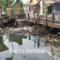 Kondisi sampah tersangkut di bawah dan menumpuk di atas jembatan Dusun Sugihwaras, Desa Mojokrapak, Kecamatan Tembelang, Kabupaten Jombang. Bahkan, juga menumpuk di sisi timur dan barat jembatan setempat, Senin (3/1/2022)