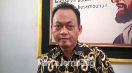 Suparji, saksi ahli hukum pidana diwawancarai wartawan usai memberikan keterangan di Pengadilan Negeri (PN) Jombang, Selasa (25/1/2022). 