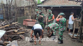 Anggota Koramil 0814/03 Tembelang, Jombang, tengah membantu warga terdampak puting beliung wilayah Kecamatan Megaluh.