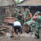 Anggota Koramil 0814/03 Tembelang, Jombang, tengah membantu warga terdampak puting beliung wilayah Kecamatan Megaluh.
