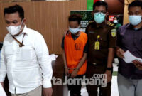 Terdakwa Fathur Rohman saat dijebloskan tahanan oleh petugas Kejari Jombang.