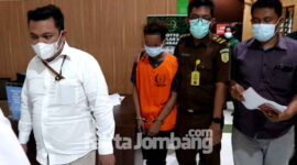 Terdakwa Fathur Rohman saat dijebloskan tahanan oleh petugas Kejari Jombang.