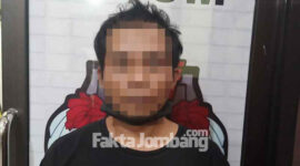 Moch Chabib Baroni (38) warga Desa/Kecamatan Duduksampean, Gresik, tersangka kasus penipuan dan atau penggelapan saat diamankan di Polres Jombang.