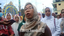 Ummul Khoironi, Sekjen DPP Organisasi Shiddiqiyyah (Orshid), saat di tengah ribuah santri dan para murid Shiddiqiyyah di Ploso, Jombang.