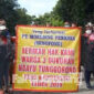 Aksi damai warga tiga dusun di Desa Tunggorono, Kecamatan/ Kabuapten Jombang, dengan membentang banner berisi tuntutan dana kompensasi 2019 ke PT Sengfong Moulding Perkasa.