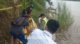 Evakuasi mayat bayi di Sungai Brantas Desa Keboan, Kecamatan Ngusikan, Kabupaten Jombang.