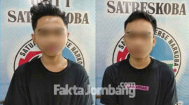 Dua remaja tersangka pengedar narkoba yang ditangkap Polres Jombang.