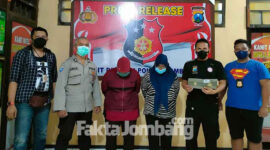 Dua emak-emak yang jadi tersangka penggelapan sepeda motor saat diamankan di Polsek Jombang Kota.