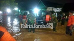 evakuasi warga terdampak banjir di wilayah mojoagung jombang