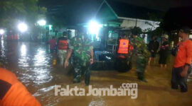 Evakuasi korban banjir di wilayah Kecamatan Mojoagung, Kabupaten Jombang.