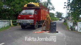 Jalan di Desa Watugaluh, Kecamatan Diwek, Jombang, yang menjadi akses menuju makam Gus Dur, berlubang makin lebar. Penandanya, ditambahi dua tong.