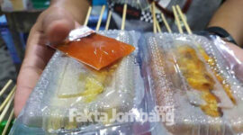 Jajanan telur gulung di stan Telur Gulung Bambu, Jalan KH Mimbar 25, Dusun Sambongduran, Desa Jombang.