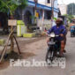 Jalan Tambakberas gang 1 yang rusak di sejumlah titik, warga menanaminya dengan pohon pisang, ditambah sindiran.