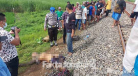 Korban tergeletak tak bernyawa di pinggir tanggul bebatual rel kereta api Dusun Pranggan, Desa Brambang, Kecamatan Diwek, Kabupaten Jombang. sebelum dievakuasi petugas.