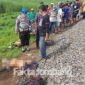 Korban tergeletak tak bernyawa di pinggir tanggul bebatual rel kereta api Dusun Pranggan, Desa Brambang, Kecamatan Diwek, Kabupaten Jombang. sebelum dievakuasi petugas.