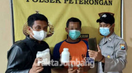 Amir Ayub Mabrur alias Ambrol (27), warga Dusun/ Desa Sumbersari, Kecamatan Megaluh, Kabupaten Jombang ini diamankan di Polsek Peterongan, lantara kedapatan bawa 1.000 butir pil dobel L.