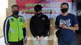 Tersangka Asrovil (tengah) saat diamankan di Polsek Diwek, Jombang.