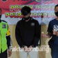 Tersangka Asrovil (tengah) saat diamankan di Polsek Diwek, Jombang.