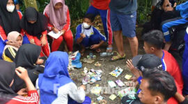 Kegiatan polisi air di sungai Gogor, Wonosalam, Kabupaten Jombang.