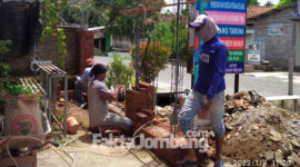 Suasana pembangunan pagar kantor Desa Sumberagung, Kecamatan Megaluh, Kabupaten Jombang, Senin (3/1/2022).