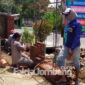 Suasana pembangunan pagar kantor Desa Sumberagung, Kecamatan Megaluh, Kabupaten Jombang, Senin (3/1/2022).