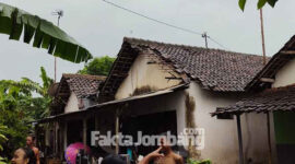 Sejumlah rumah di salah satu desa di Kecamatan Megaluh, Kabupaten Jombang, rusak diterjang angin puting beliung.