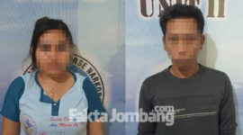 Kedua tersangka kasus peredaran narkoba jenis sabu-sabu, saat diamankan di Polres Jombang.