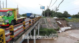 Kondisi tanggul sungai Konto di bagian sayap jembatan Kayen, Kecamatan Bandar Kedungmulyo, Kabupaten Jombang, longsor.