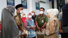 Vaksiniasi booster yang memprioritaskan lansia berlangsung di PMI Jombang.